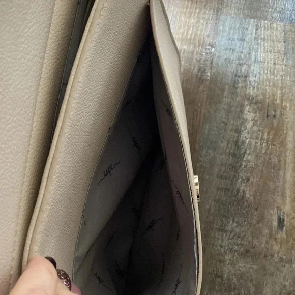 Espe| Crossbody Vegan Purse - Picture 6 of 9